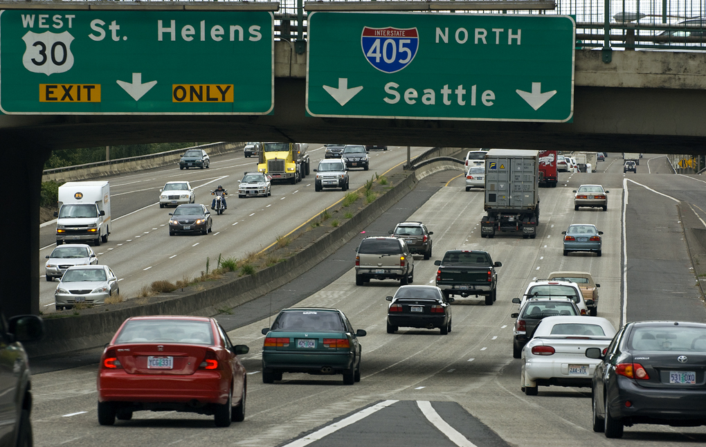 El carril derecho entra a la autopista Norte 405 en dirección a Seattle. El carril izquierdo indica: Oeste 30 St Helens, solo sa