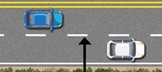 Dos autos circulan en la misma dirección en dos carriles diferentes, con una línea blanca discontinua entre ellos