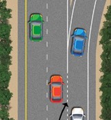 Una línea blanca punteada se convierte en una línea blanca continua para marcar la salida de la autopista.