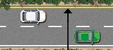 Línea amarilla continua al lado izquierdo de el carril. Dos autos en carriles diferentes circulan en la misma dirección.