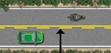 Una línea amarilla continuas y una línea amarilla discontinua una al lado de la otra en el centro de las dos carrils. Una motoci