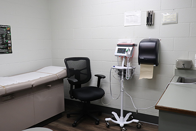 Bed and equipment in clinic room.JPG
